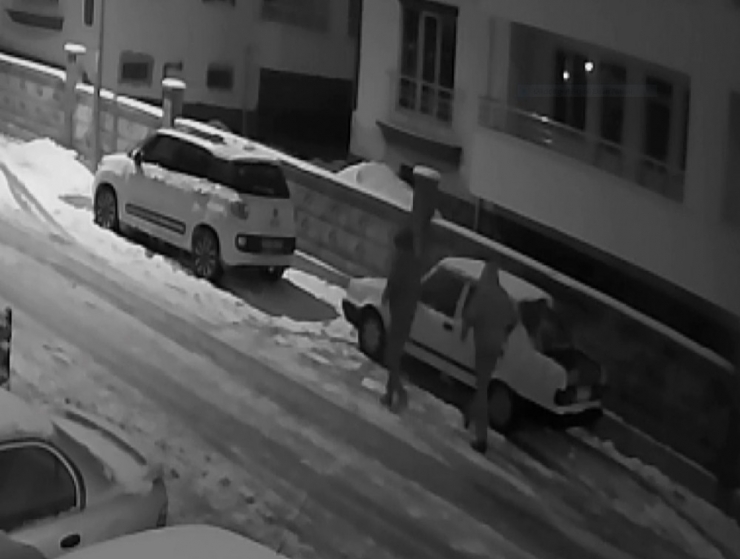 Önce Parçalarını, Sonrada Aracı İterek Çalan Hırsızlar Güvenlik Kamerasına Yakalandı