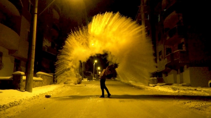 Havaya Atılan Kaynar Su Yere Kristal Olarak Düştü