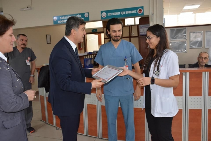 İl Sağlık Müdürü Açıkgöz’den Atatürk Devlet Hastanesi Acil Servis Birimi’ne Teşekkür Belgesi