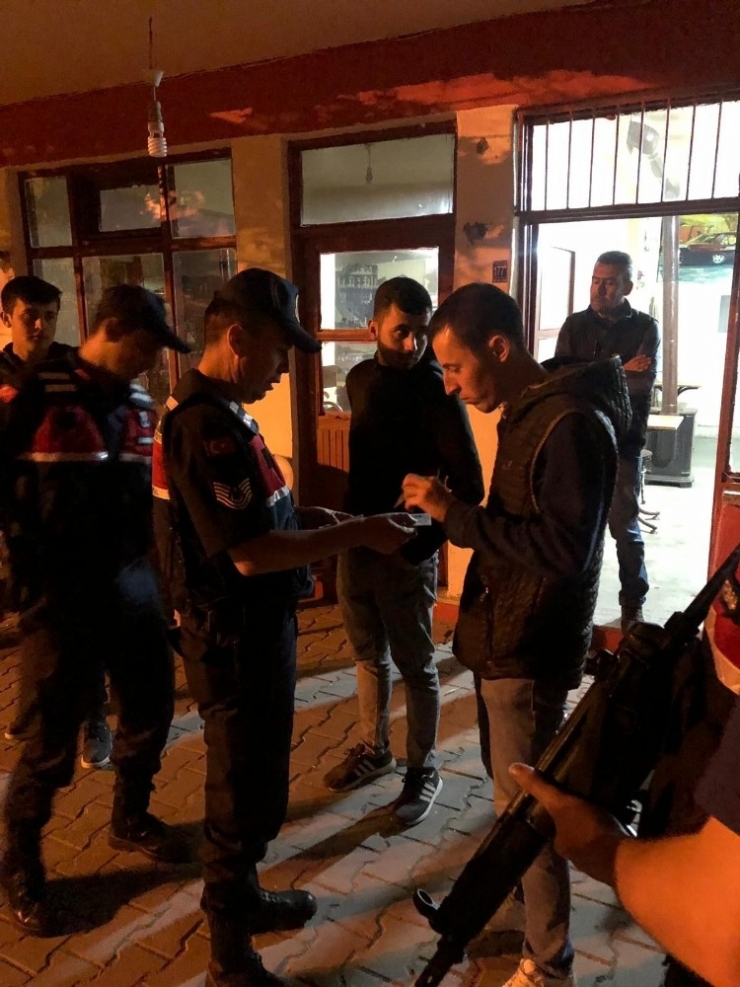 Jandarma 11 Aranan Şahsı Yakaladı