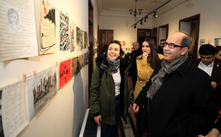 Gaün Sanatta Da Adından Söz Ettiriyor