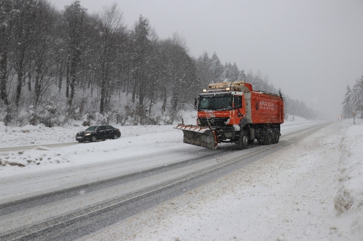 Bolu Dağı’nda Kar Yağışı Sürücülere Zor Anlar Yaşatıyor