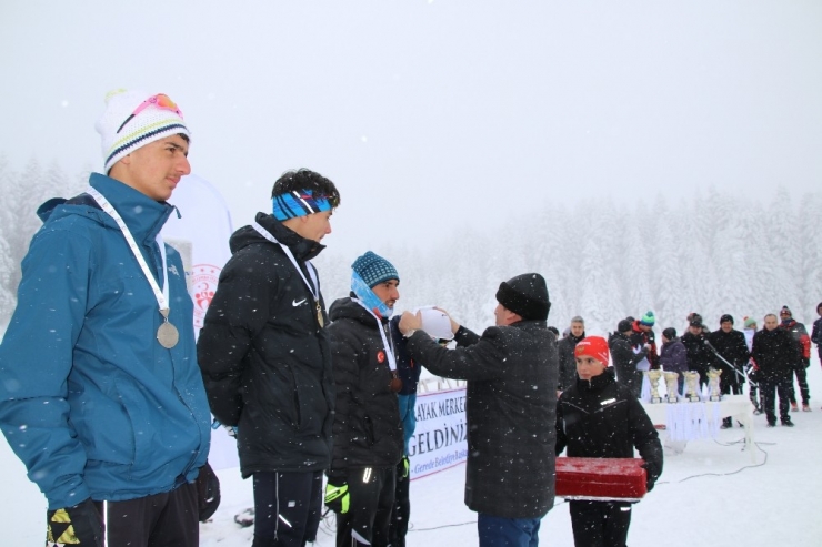 Analig’de Dereceye Giren Sporcular Madalyalarına Kavuştu