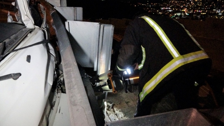 Virajı Alamadı, Araçta Sıkıştı