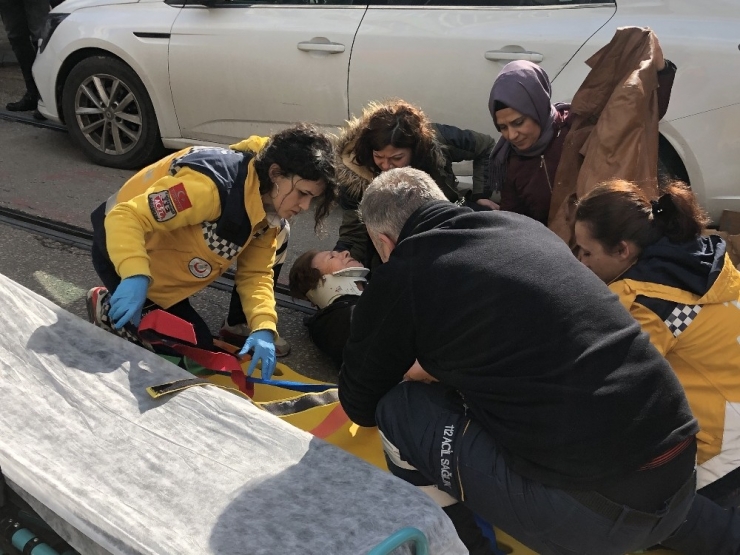 Yolun Karşısına Geçmeye Çalışan Yaşlı Kadına Otomobil Çarptı