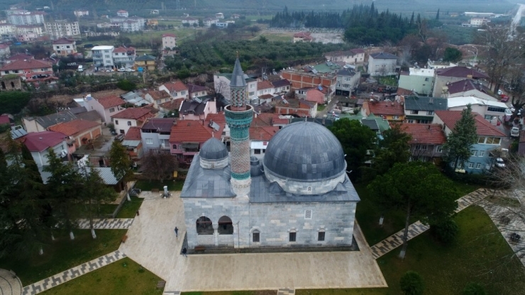 Bu Caminin Minaresinde 12 Bin Parça Çini Var