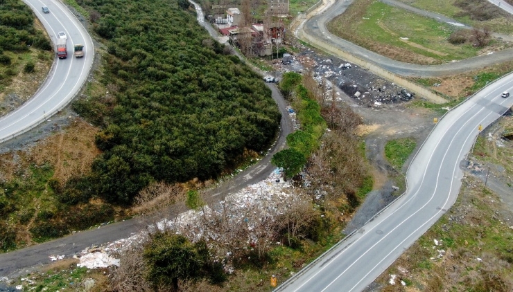 Çatalca’da Osmanlı Zamanından Kalma Mezarlarda İlgisizlik Dikkat Çekiyor