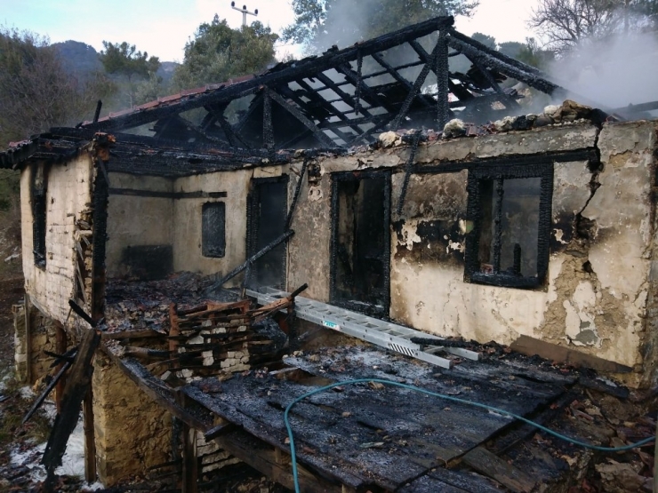 Dalaman’da Ahşap Ev Yangını