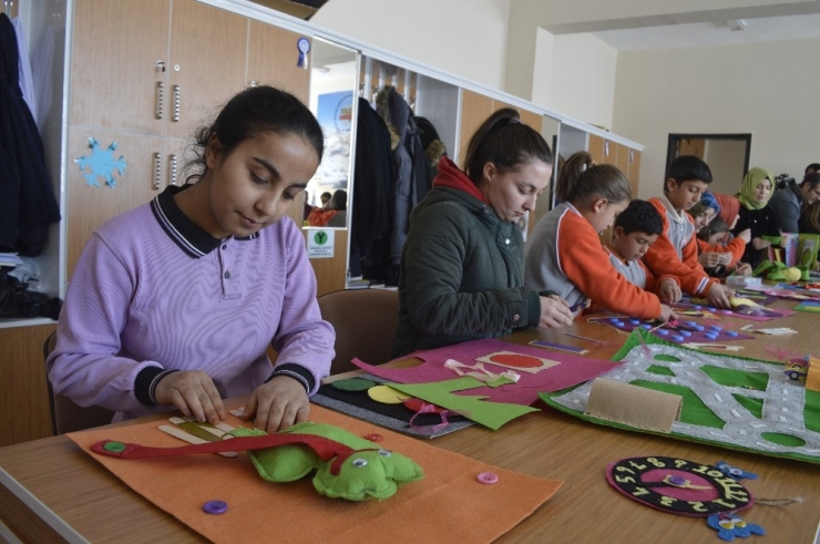 Deprem Bölgesindeki Çocuklara Oyuncak Yapıp, Gönderdiler