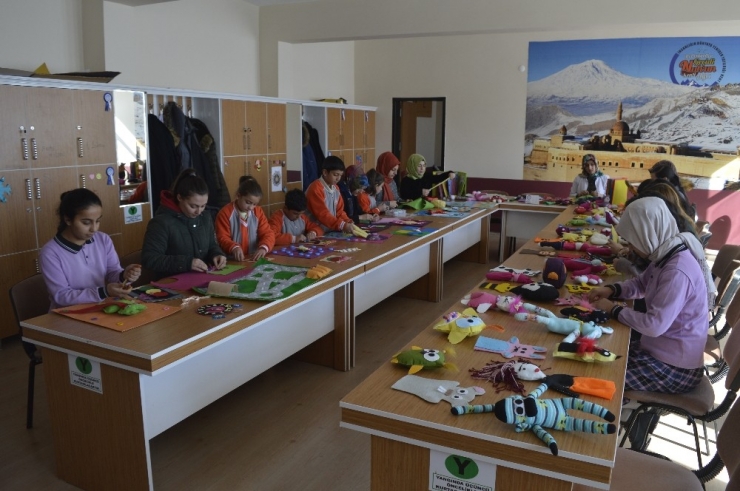 Deprem Bölgesindeki Çocuklara Oyuncak Yapıp, Gönderdiler