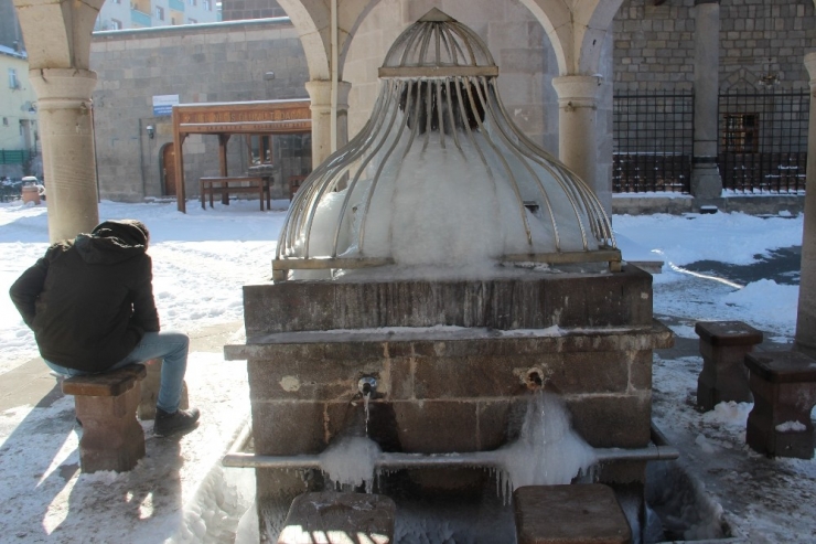 Erzurum’da Buz Tutan Şadırvanlar Adeta Şelaleye Döndü