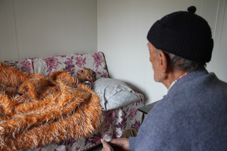 Depremzede Yaşlı Çift Konteynere Yerleşti