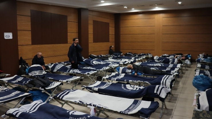 Evsizler Bu Yılda Belediyenin Spor Salonunda Kalıyor