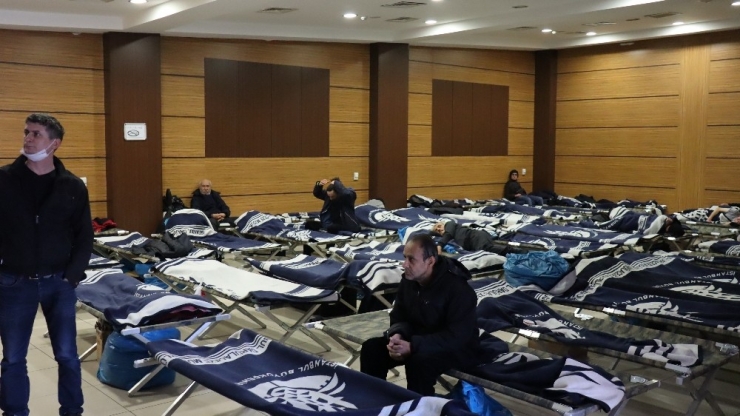 Evsizler Bu Yılda Belediyenin Spor Salonunda Kalıyor