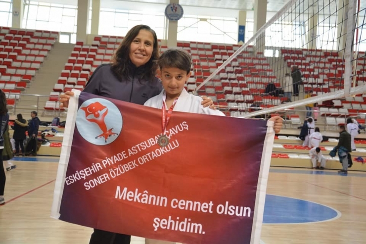 Genç Sporcudan Anlamlı Pankart