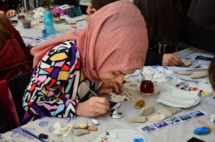 Taş Boyayarak Stres Attılar