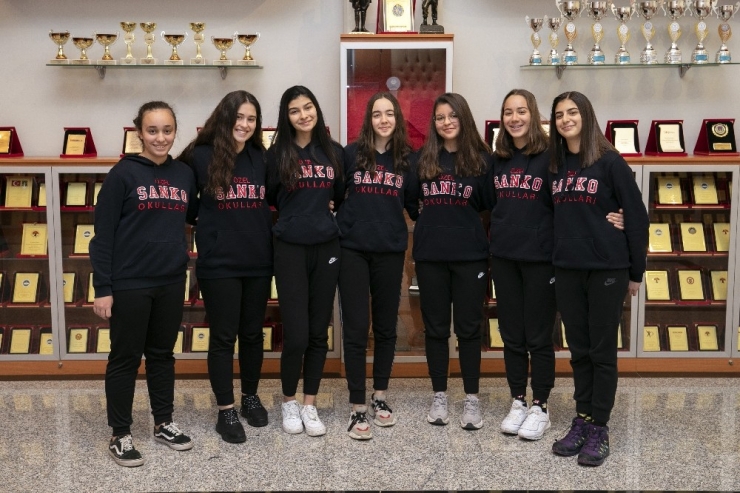 Sanko Okulları Kız Basketbol Takımı Türkiye Yarı Finallerinde