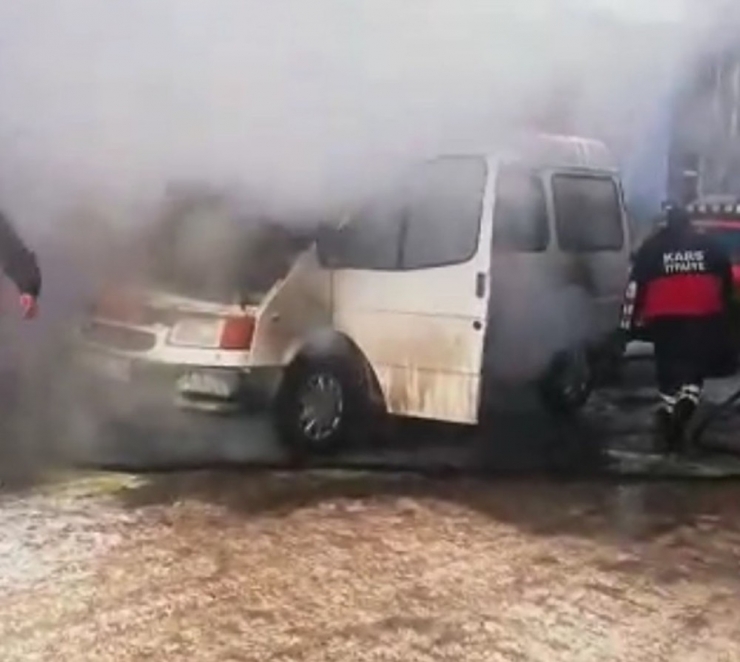 Kars’ta Donan Minibüs, Altında Ateş Yakılırken Alev Aldı
