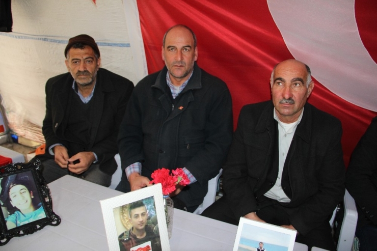 Hdp Önündeki Ailelerin Evlat Nöbeti 162’nci Gününde