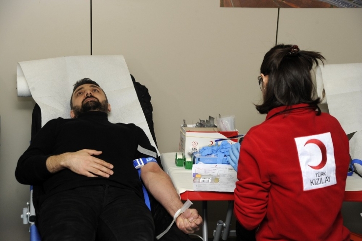 İhlas Holding Çalışanlarından Kızılay’a Kan Bağışı