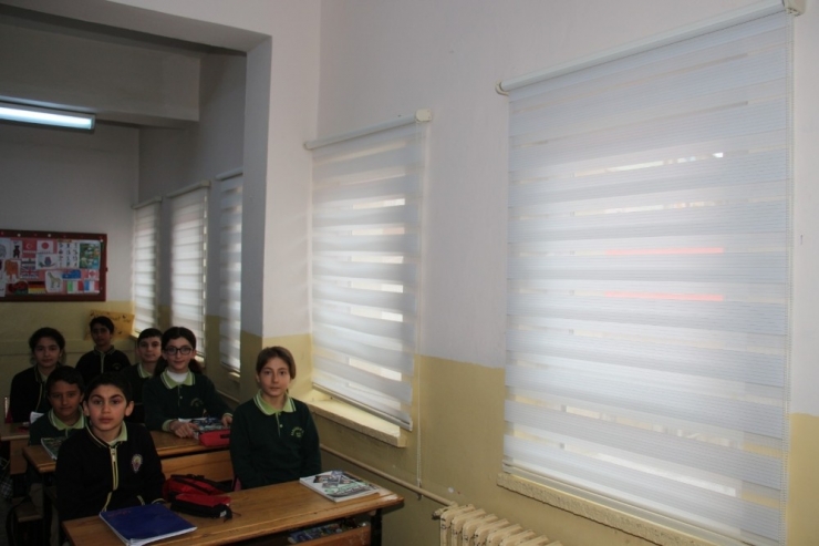 Karabekir Ortaokulu’nun Perdeleri Yenilendi