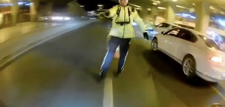 İstanbul’da Trafikte Terör Estiren Motosikletli, Polisin Üzerine Sürüp Kaçtı