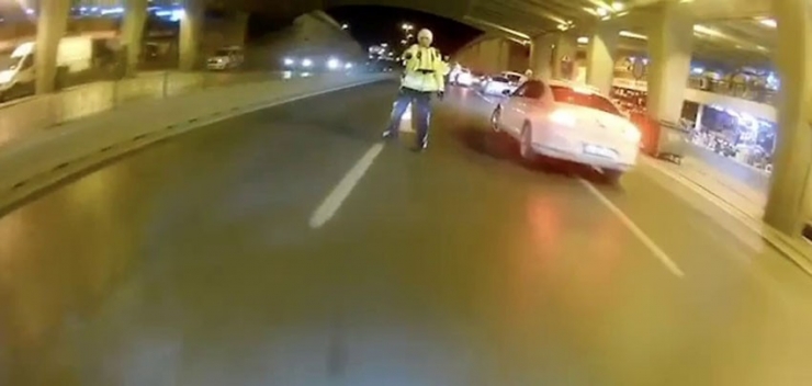 İstanbul’da Trafikte Terör Estiren Motosikletli, Polisin Üzerine Sürüp Kaçtı
