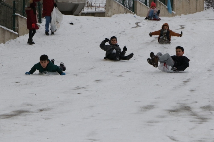Kar Çocukların Yüzünü Güldürdü