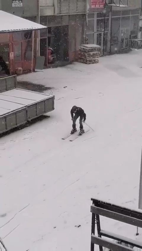 Karla Kaplanan Yolda Kayak Takımları İle Kayak Yaptı