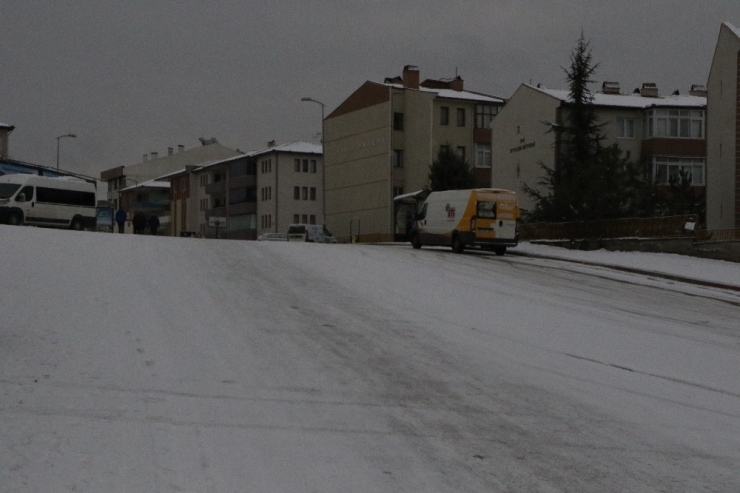 Sürücüler Buzlu Yollarda Hakimiyet Sağlamakta Zorlandı