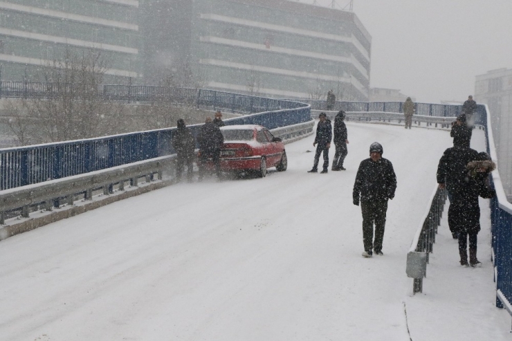 Sürücüler Buzlu Yollarda Hakimiyet Sağlamakta Zorlandı