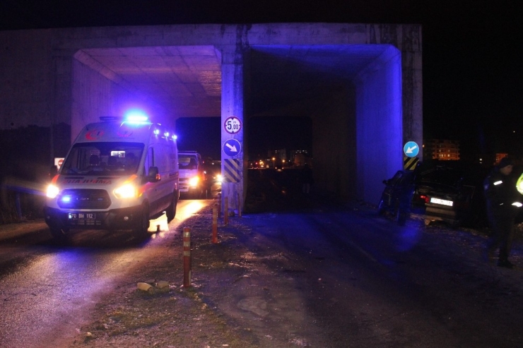 Otomobil Üst Geçidin Ayağına Çarptı: 2 Yaralı