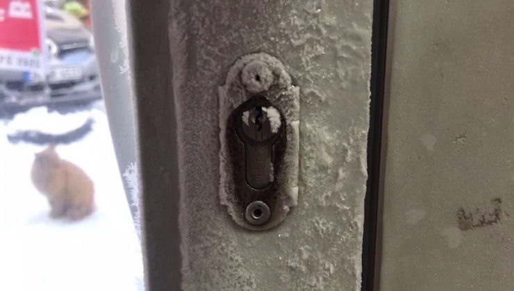 Sarıkamış Dondu, Kapı Kilitleri Buz Tuttu