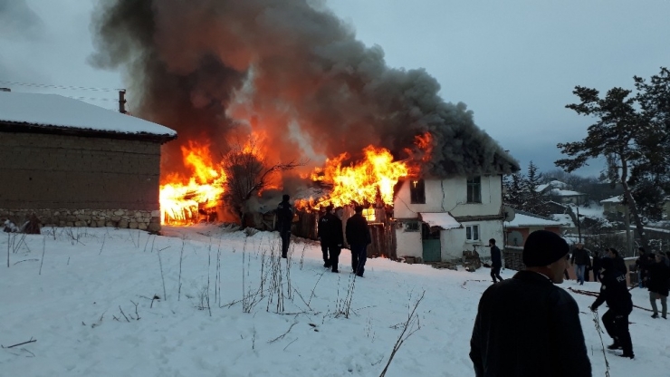 Kastamonu’da 2 Katlı Ev, Ahır Ve Samanlık Küle Döndü