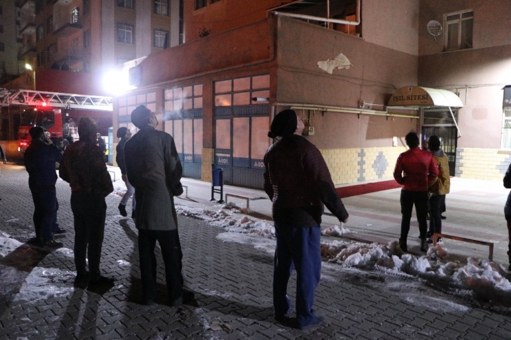 Kayseri’de Yangın Paniği: Binada Mahsur Kalanlar İtfaiye Merdiveni İle Kurtarıldı