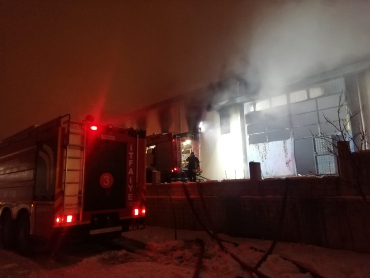 Kayseri’de Alev Alan Fabrika Kullanılamaz Hale Geldi