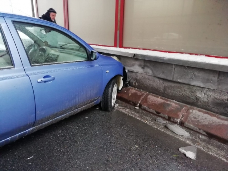 Kayganlaşan Yolda Zincirleme Kaza: 2 Yaralı