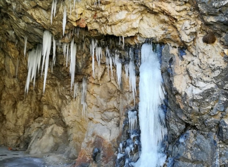 Kemaliye’de ’Dünyanın En Zorlu Yolları’ Arasında Gösterilen "Taş Yolu" Buz Tuttu