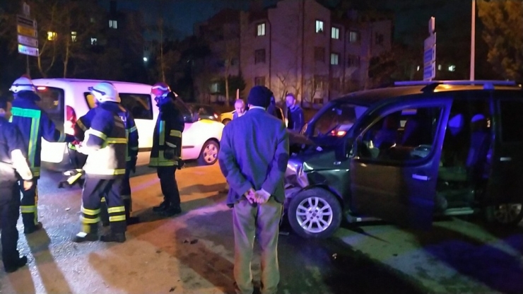 Hafif Ticari Araçla Otomobil Çarpıştı: 3 Yaralı