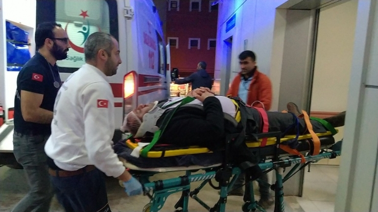 Hafif Ticari Araçla Otomobil Çarpıştı: 3 Yaralı