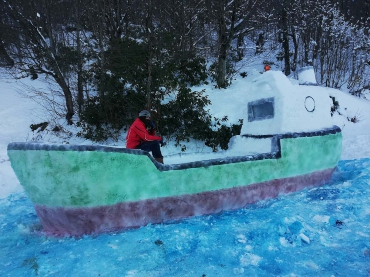 Kardan Gemi Yapıp Güvertesinde Fotoğraf Çektirdiler