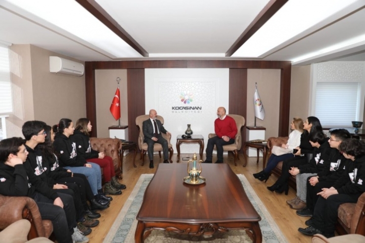 Başkan Çolakbayrakdar, "İnsan Odaklı Teknolojik Şehirler İnşa Edilmeli"