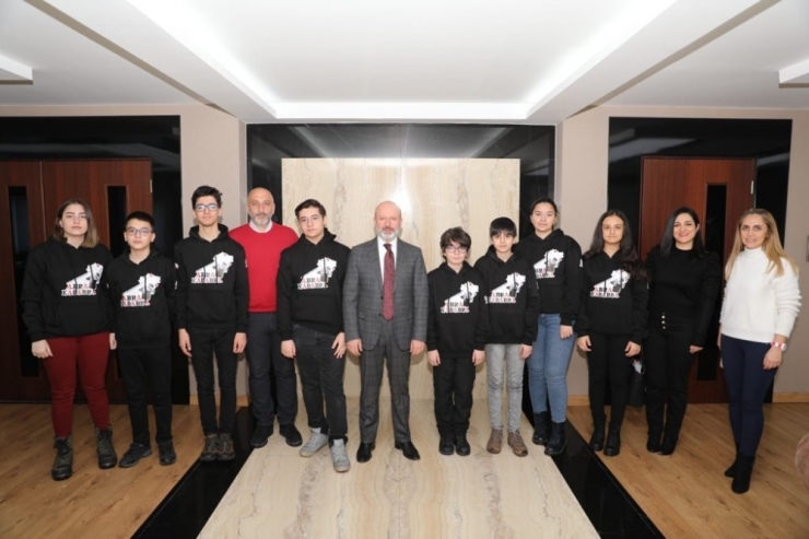 Başkan Çolakbayrakdar, "İnsan Odaklı Teknolojik Şehirler İnşa Edilmeli"