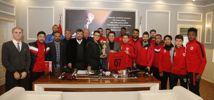 Şampiyonluk Kupasını Başkan Genç’e Hediye Ettiler