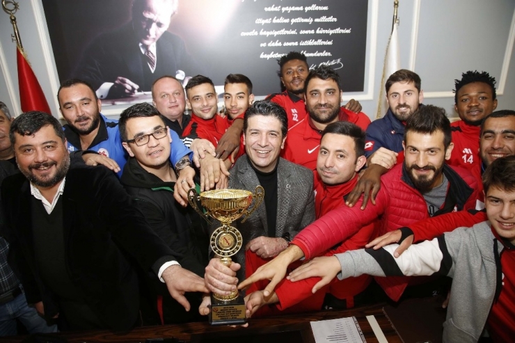 Şampiyonluk Kupasını Başkan Genç’e Hediye Ettiler
