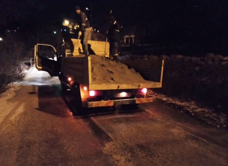 Mersin’de Kar Temizleme Ve Tuzlama Çalışması Sürüyor