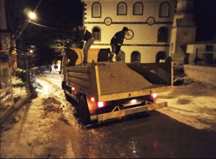Mersin’de Kar Temizleme Ve Tuzlama Çalışması Sürüyor