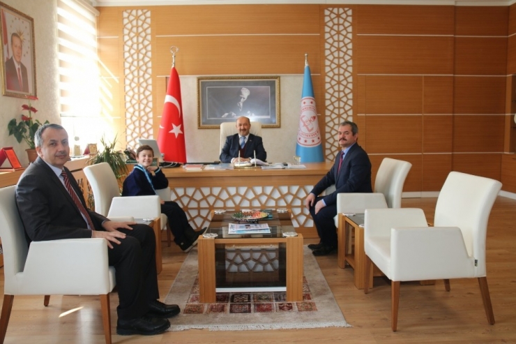 Müdür Başyiğit, Türkiye İkincisi Öğrenciyi Tebrik Etti