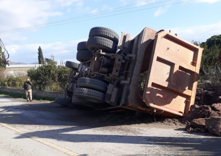 Beton Direği Yıkan Kamyon Şarampole Devrildi: 1 Yaralı