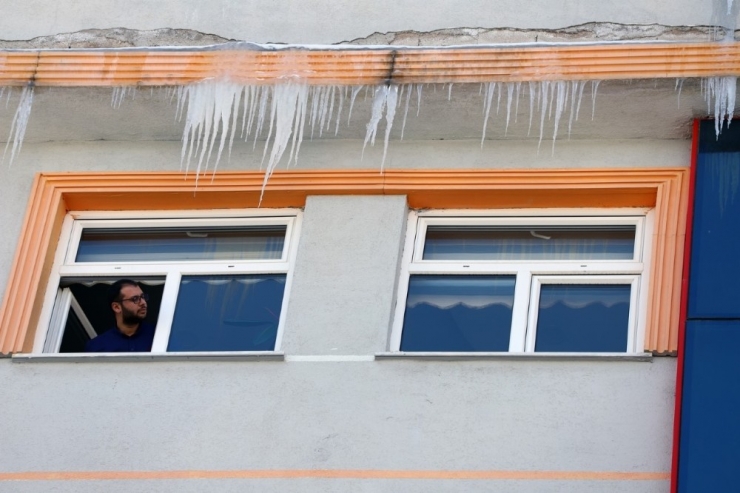 Nevşehir’de Tehlike Oluşturan Buz Sarkıtları İtfaiye Ekiplerince Temizleniyor